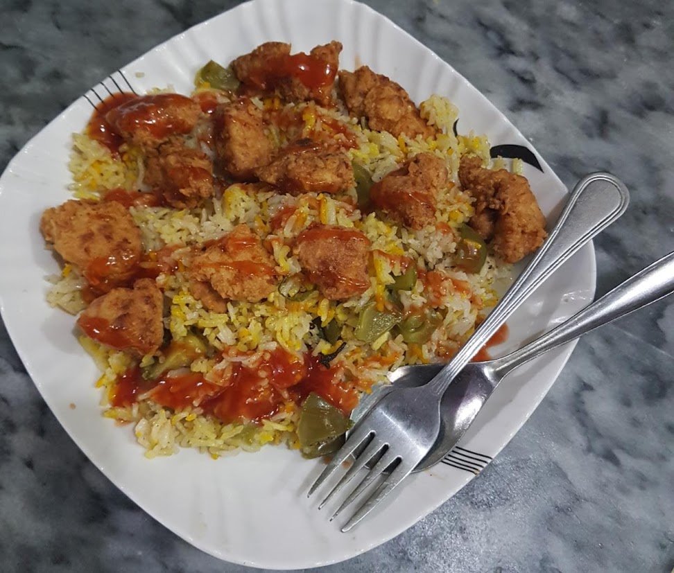 KFC-style rice recipe served with crispy popkorn chicken and creamy chilli garlic sauce.
