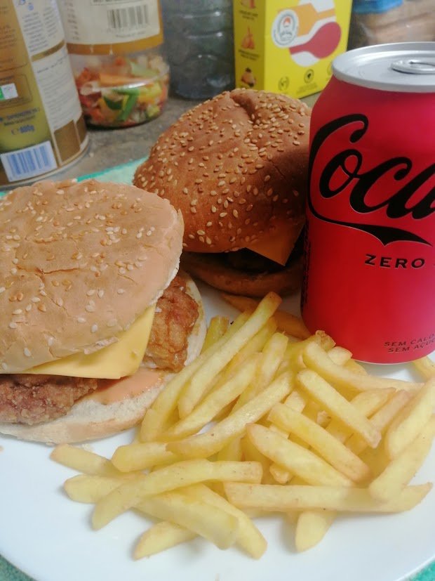 Zinger burger recipe with crispy fried chicken, lettuce and creamy sauce